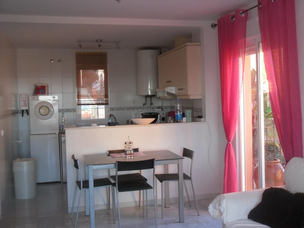 2035-Lovely 1 Bedrooms Sea View Apartment Манилва Екстериор снимка
